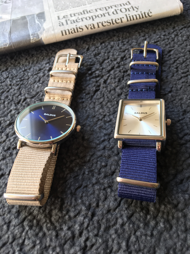 Montre durable élégante de Baldus Paris posée sur un tapis recyclé